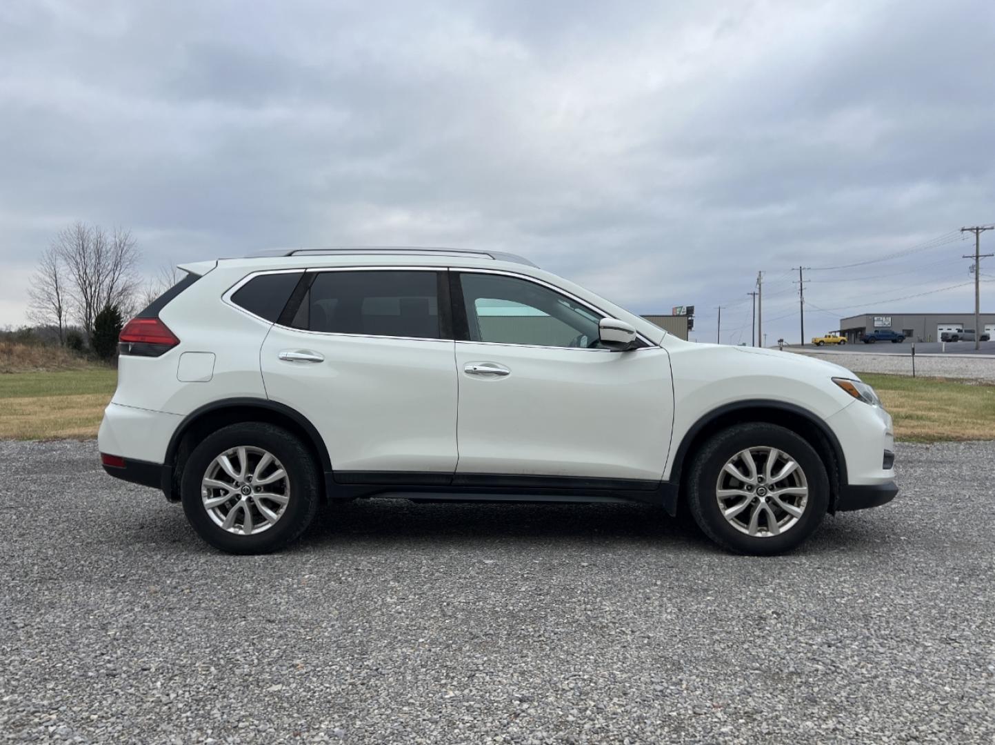 2017 WHITE /Black Cloth NISSAN ROGUE SV (5N1AT2MT0HC) with an 2.5L engine, Continuously Variable transmission, located at 2990 Old Orchard Rd., Jackson, MO, 63755, 37.354214, -89.612106 - Photo#6