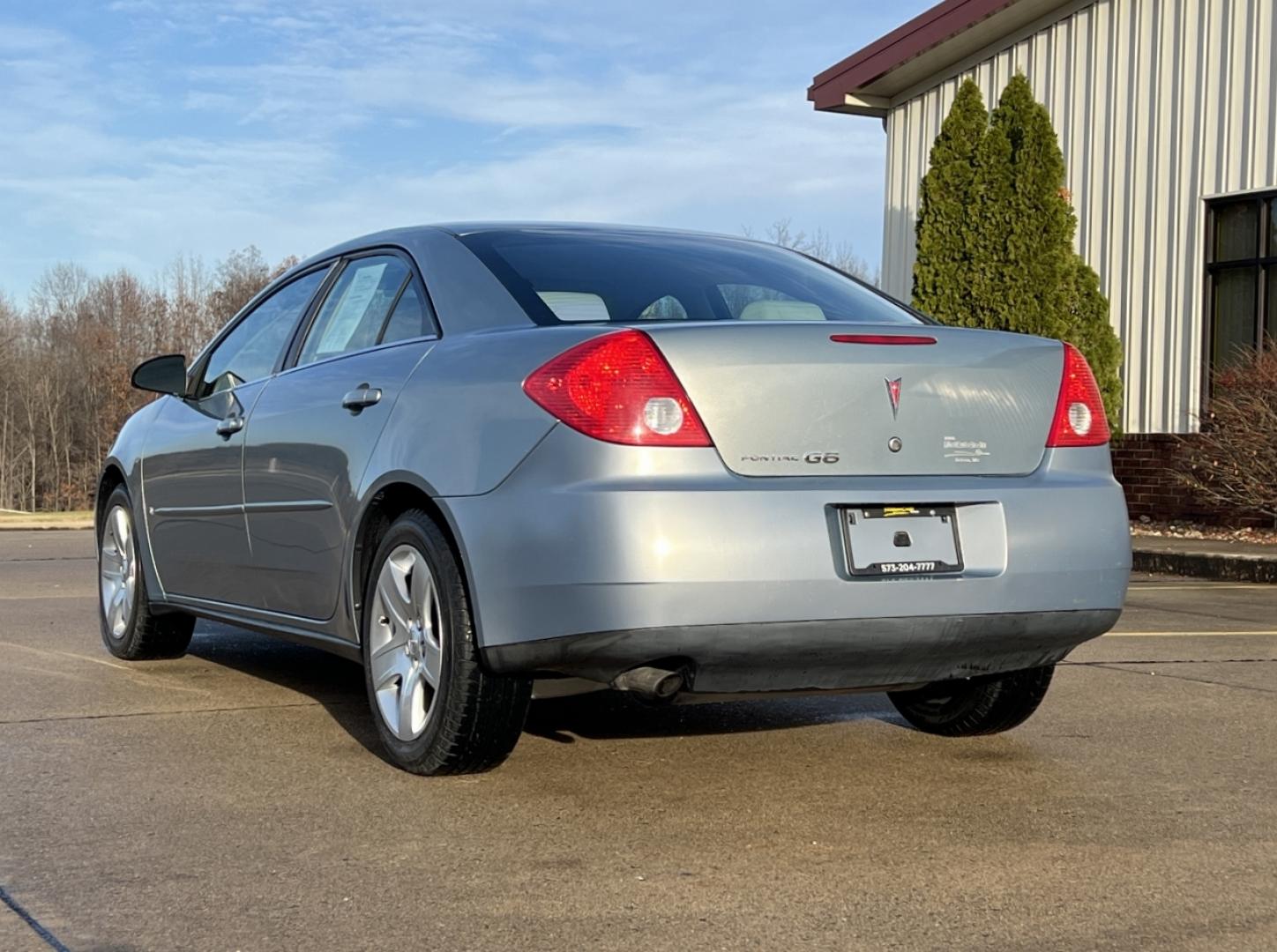 2009 GREY /Tan Cloth Pontiac G6 Sedan (1G2ZG57B694) with an 2.4L 4 Cyl. engine, 4-Speed Automatic Overdrive transmission, located at 2990 Old Orchard Rd., Jackson, MO, 63755, 37.354214, -89.612106 - 2009 Pontiac G6 Only 48xxx miles Front Wheel Drive 2.4L 4 Cyl. Automatic Cruise Power Windows/Locks/Mirrors We have financing available and we accept trades! Fill out a credit application on our website or come by today! If you have any questions, give us a call at (573) 204-7777 or vi - Photo#5