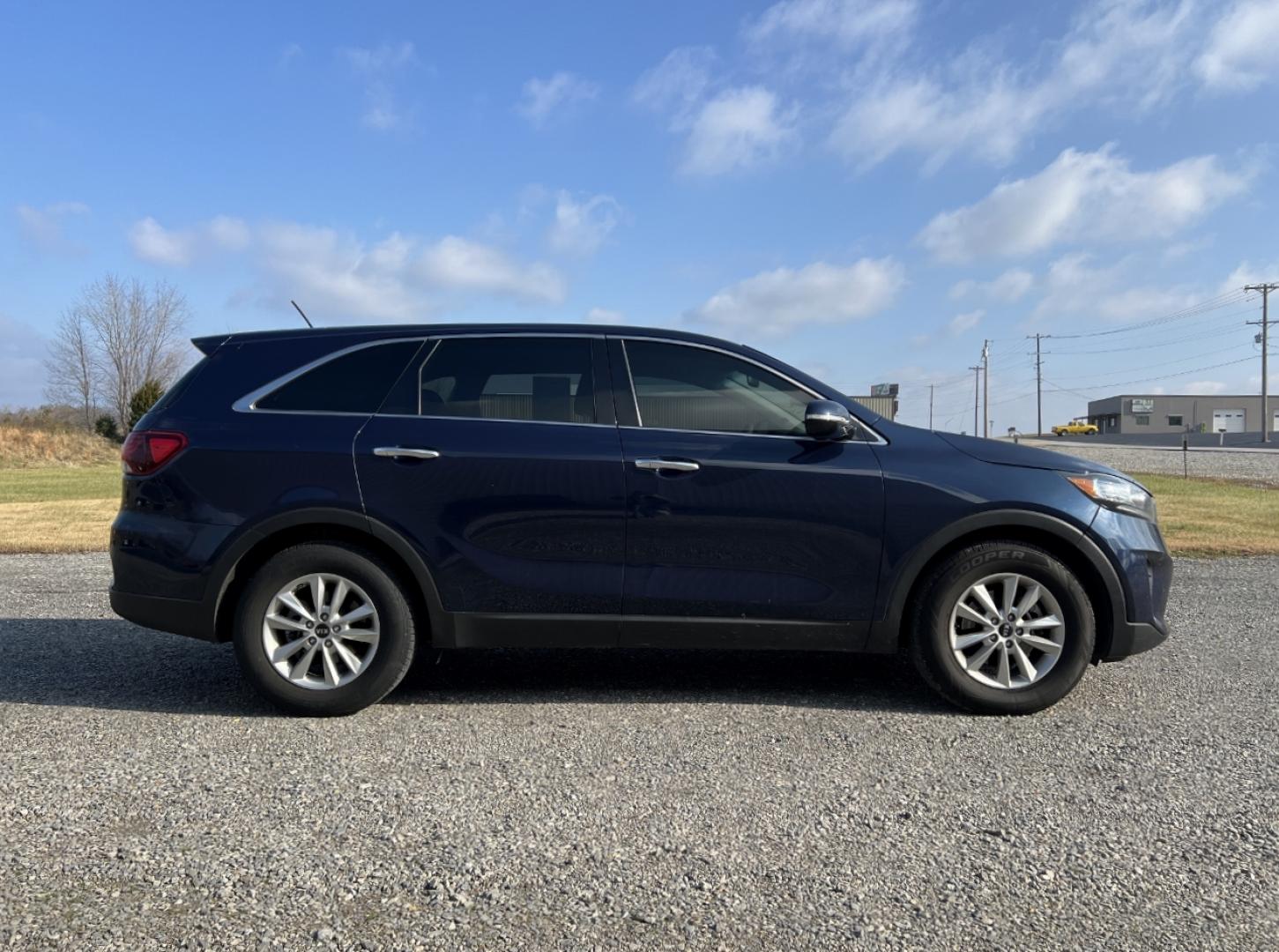 2019 NAVY /Black Cloth Kia Sorento LX V6 (5XYPGDA52KG) with an 3.3L V6 engine, Automatic transmission, located at 2990 Old Orchard Rd., Jackson, MO, 63755, 37.354214, -89.612106 - We have financing available and we accept trades! Fill out a credit application on our website or come by today! If you have any questions, give us a call at (573) 204-7777 or visit our website at firstautocredit.com. - Photo#7